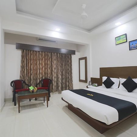 Saish Hotel Ширди Екстериор снимка