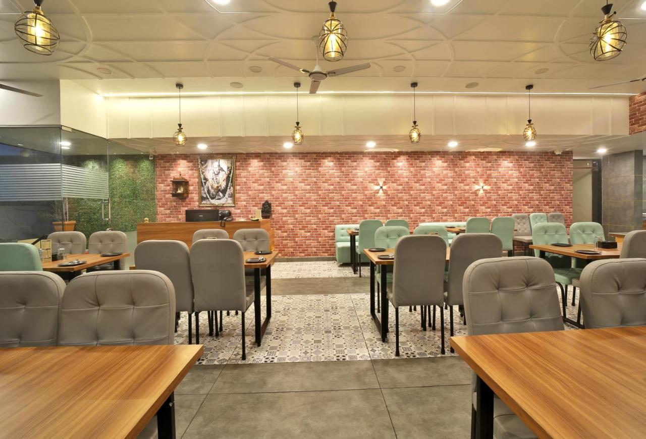 Saish Hotel Ширди Екстериор снимка