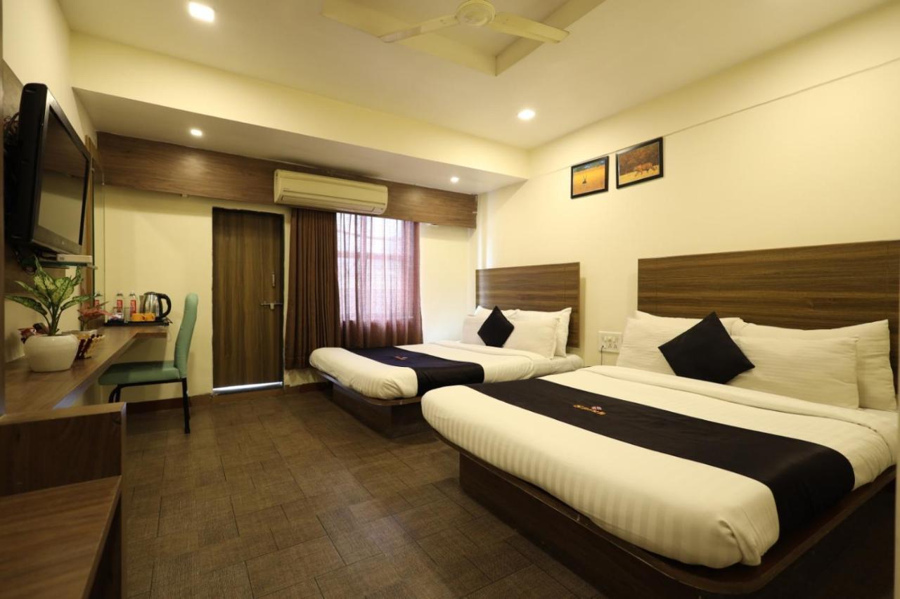 Saish Hotel Ширди Екстериор снимка