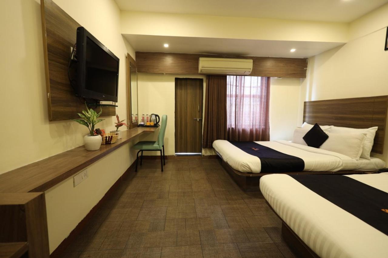 Saish Hotel Ширди Екстериор снимка