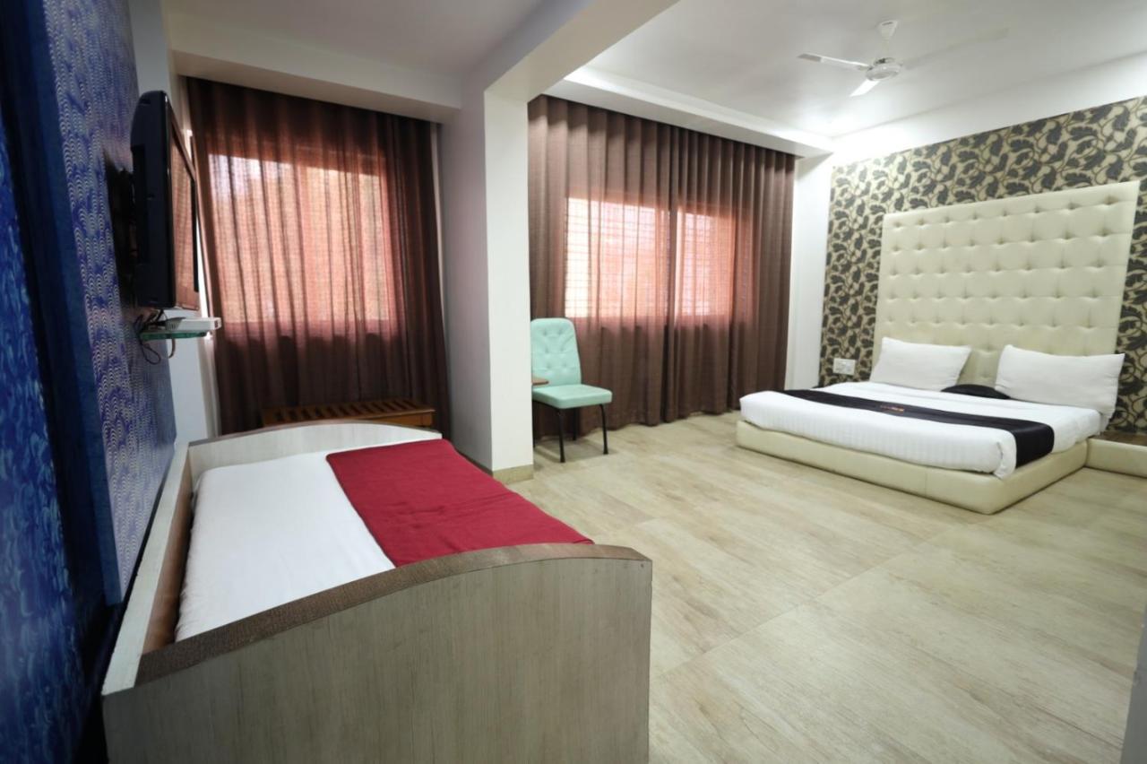 Saish Hotel Ширди Екстериор снимка