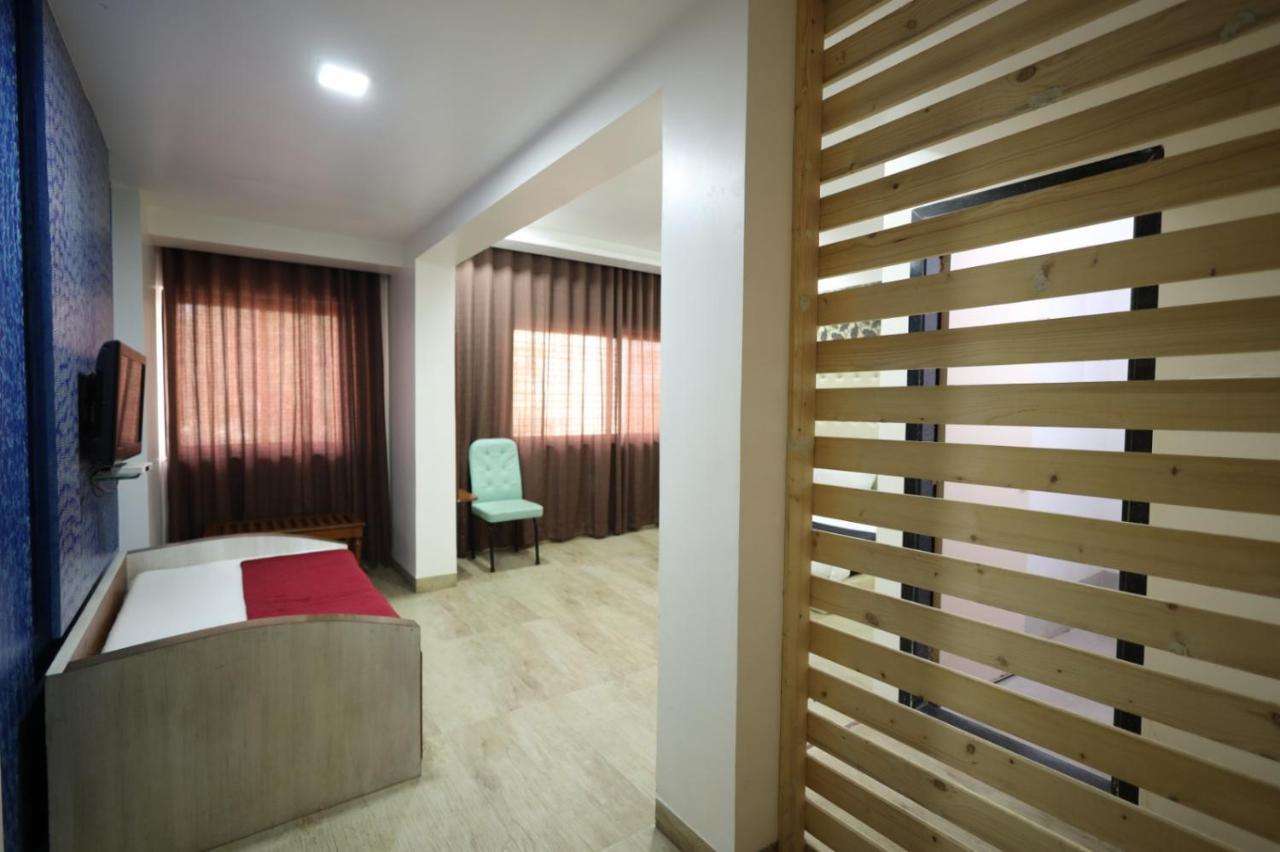 Saish Hotel Ширди Екстериор снимка