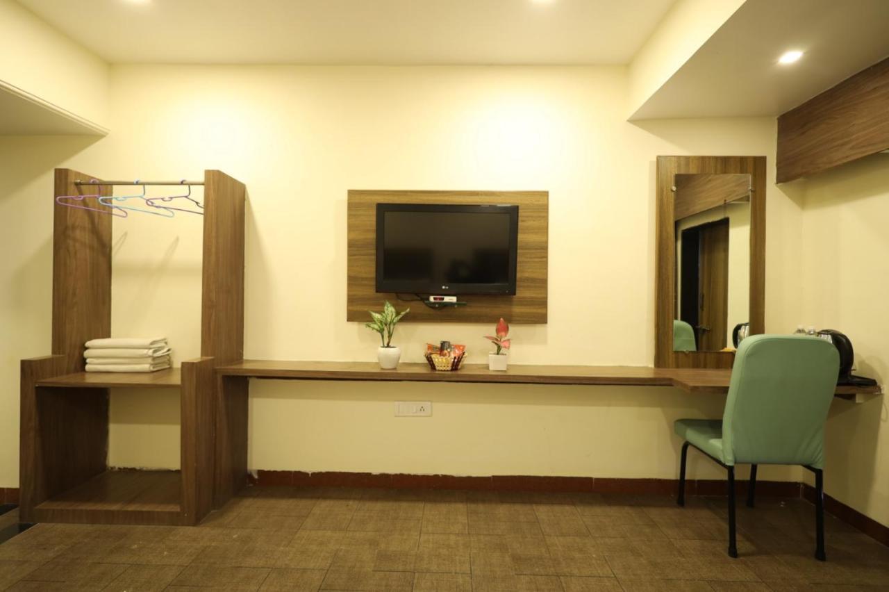 Saish Hotel Ширди Екстериор снимка