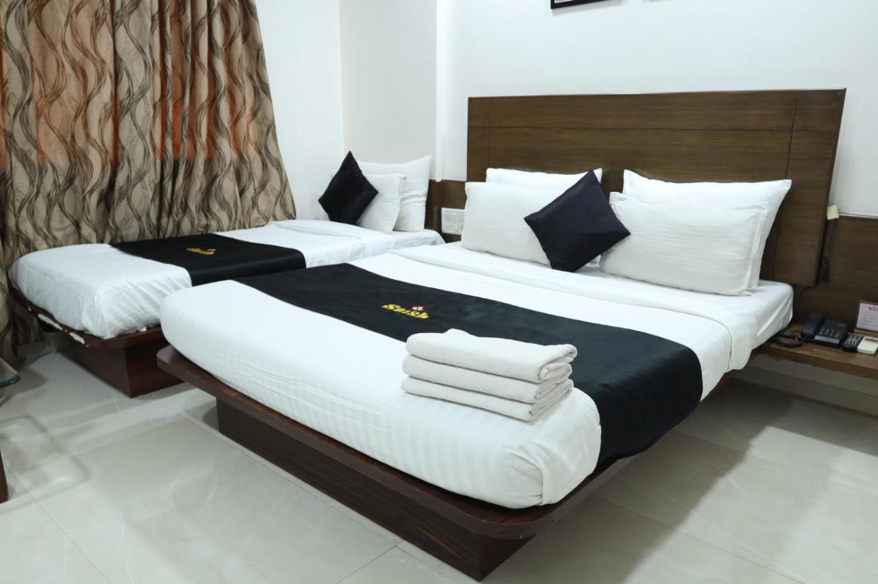 Saish Hotel Ширди Екстериор снимка