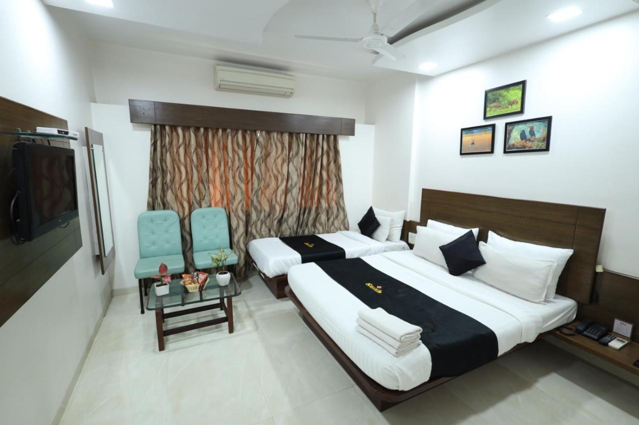 Saish Hotel Ширди Екстериор снимка
