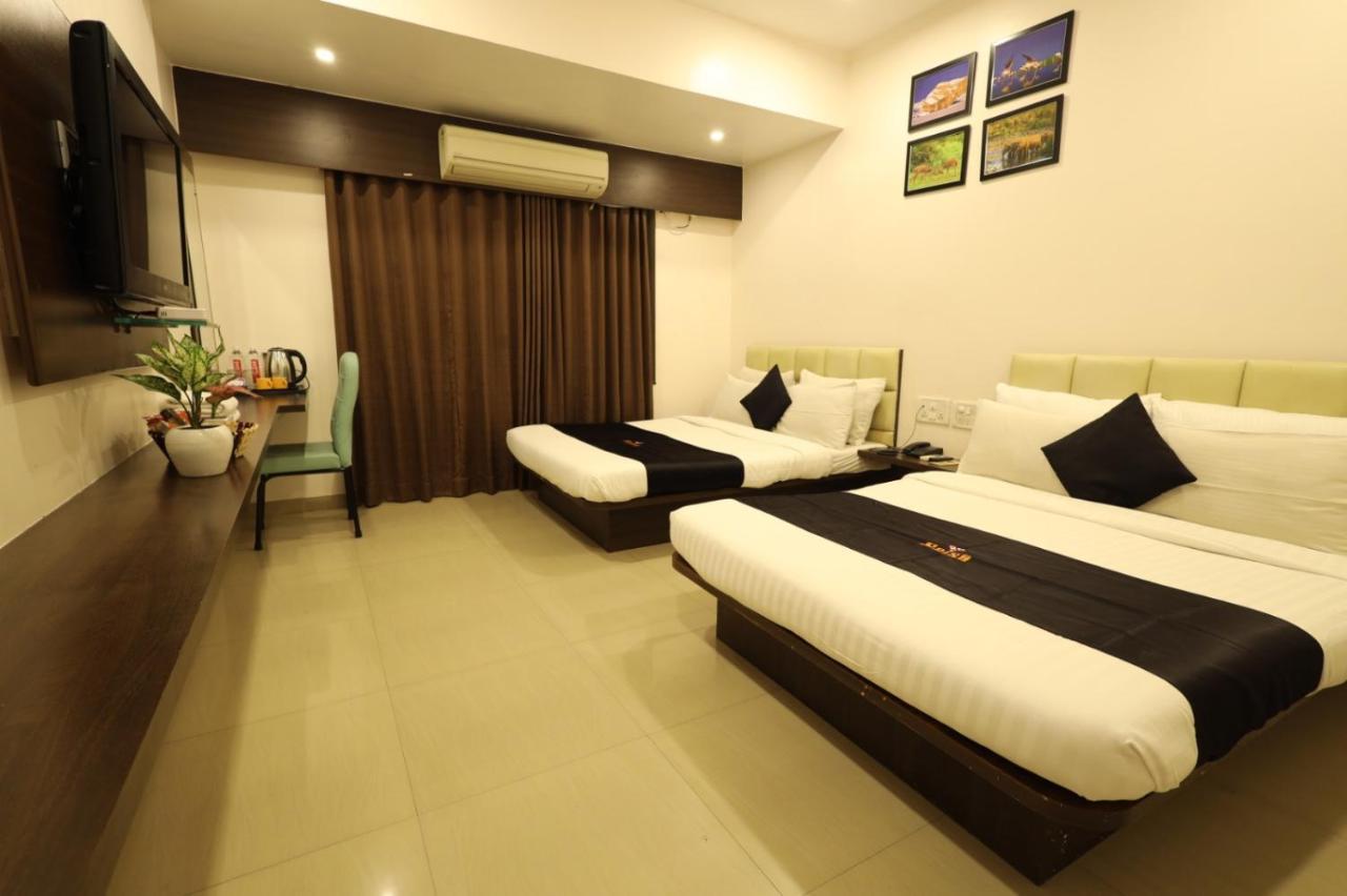 Saish Hotel Ширди Екстериор снимка
