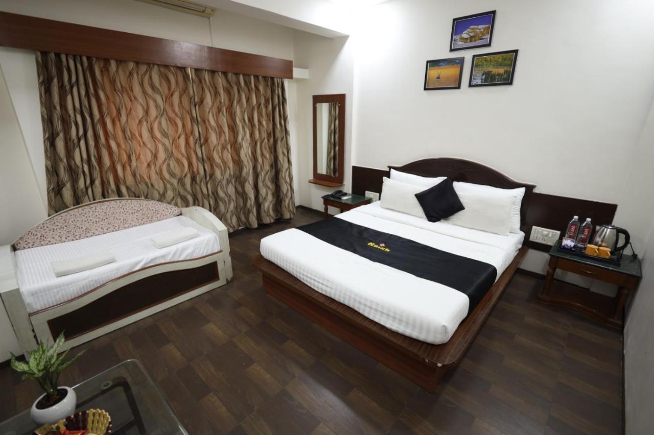 Saish Hotel Ширди Екстериор снимка