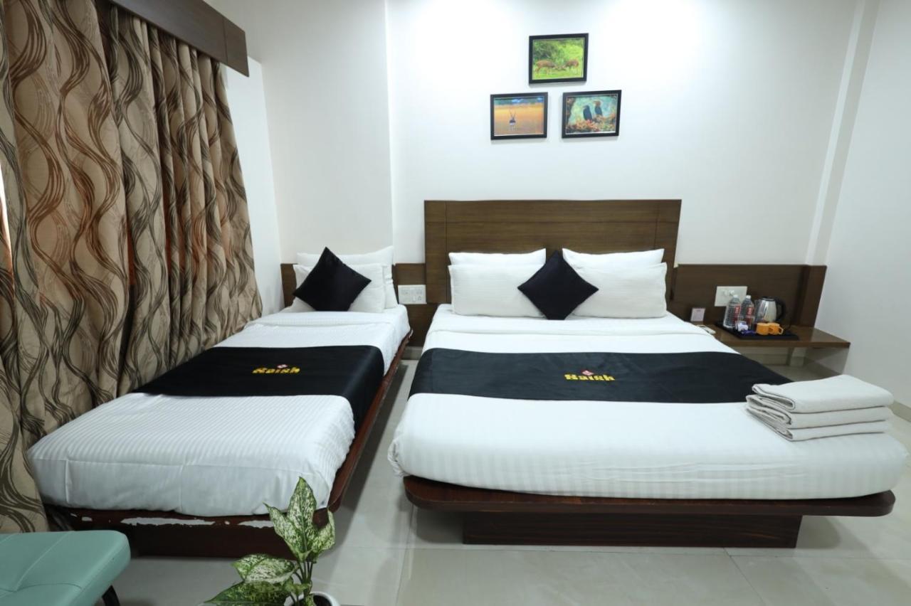Saish Hotel Ширди Екстериор снимка