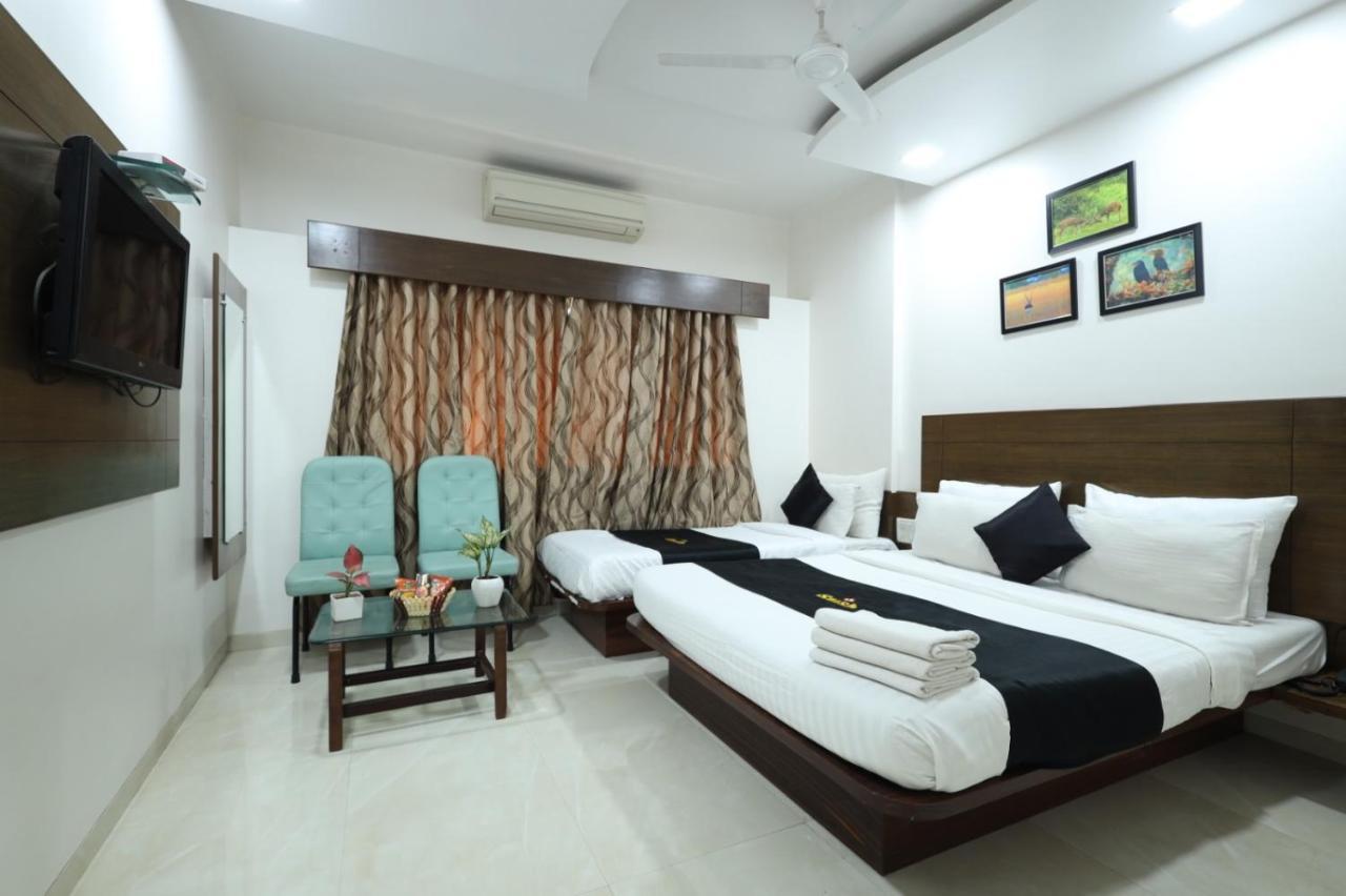 Saish Hotel Ширди Екстериор снимка