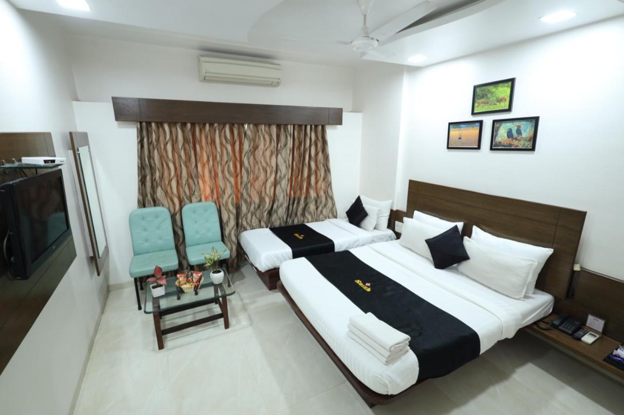 Saish Hotel Ширди Екстериор снимка