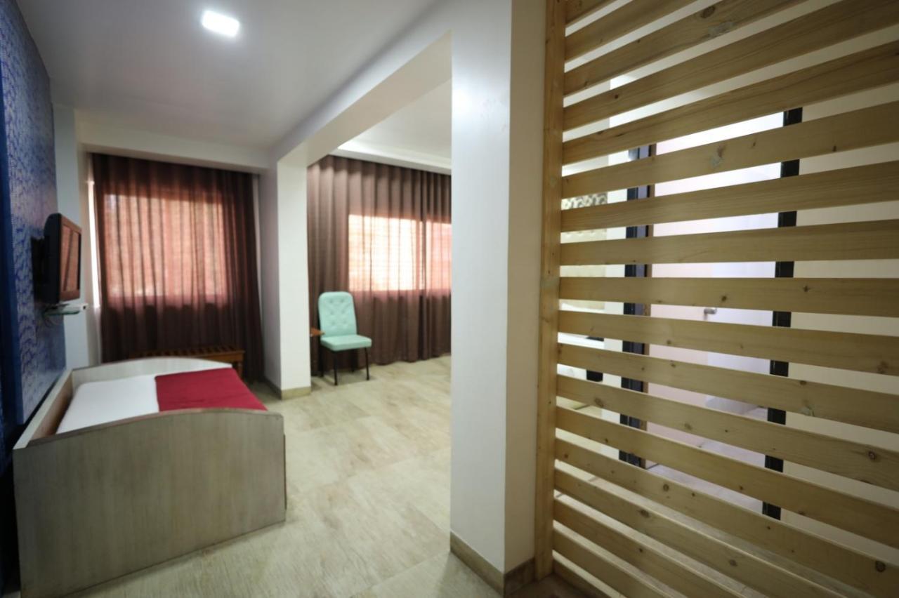 Saish Hotel Ширди Екстериор снимка