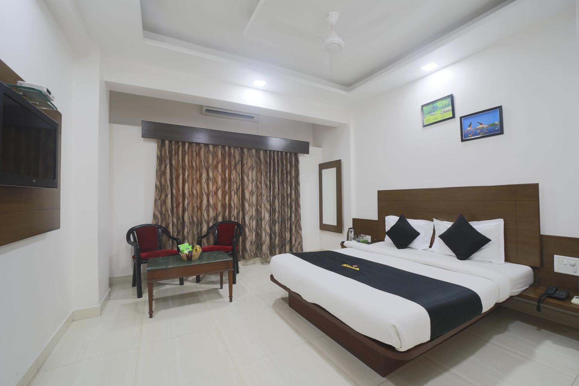 Saish Hotel Ширди Екстериор снимка