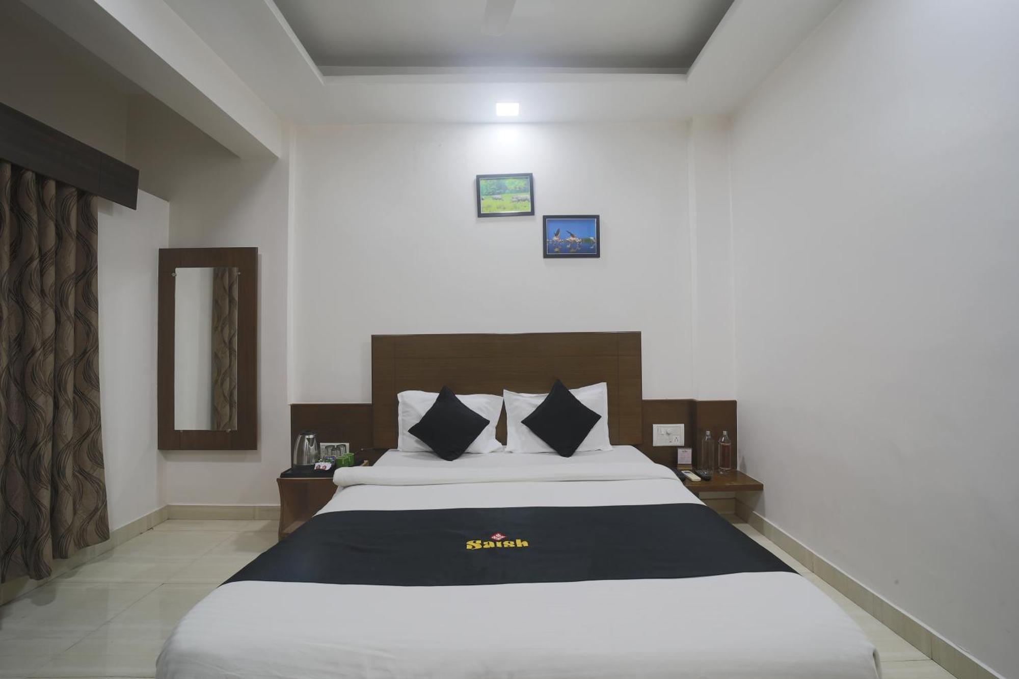 Saish Hotel Ширди Екстериор снимка
