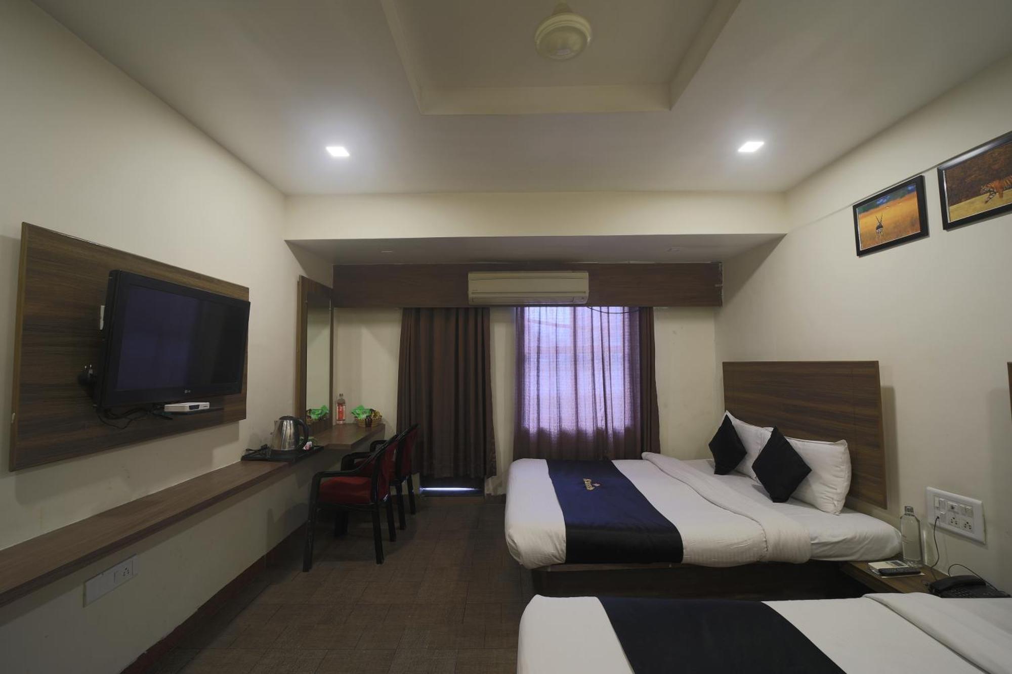 Saish Hotel Ширди Екстериор снимка